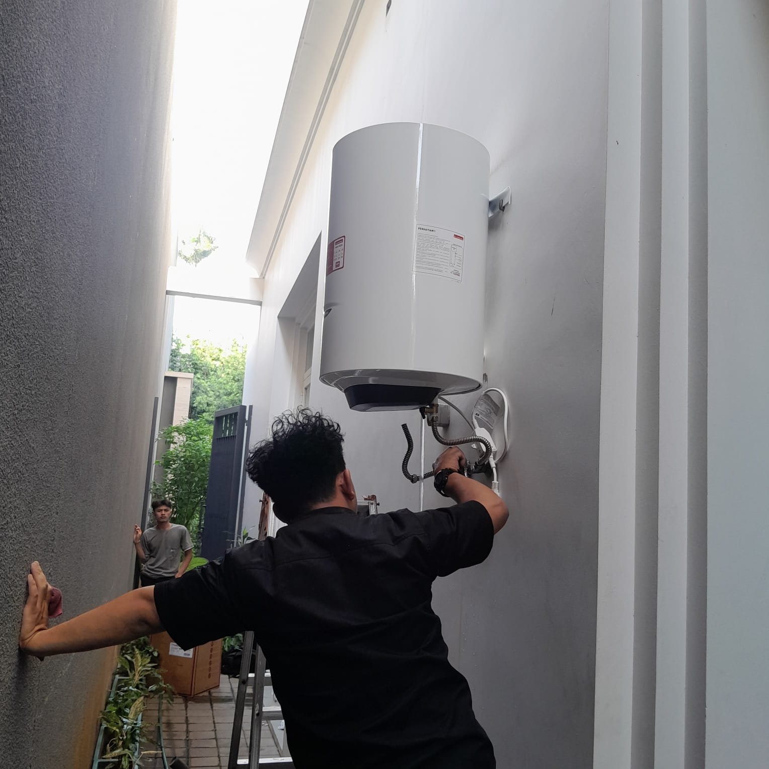 Teknisi memeriksa water heater Ariston